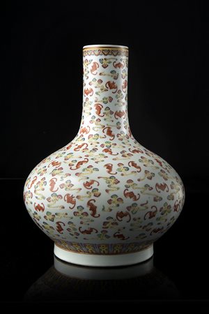 Vaso a bottiglia in porcellana Famiglia Rosa decorato su tutto il corpo con...