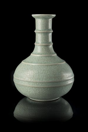 Vaso a invetriatura turchese con delicata craquelèCina, secolo XIX(h. 20,5...