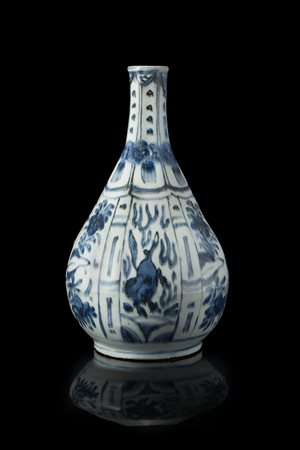 Vaso a bottiglia in porcellana bianca e blu con decoro floreale in stile Ming...