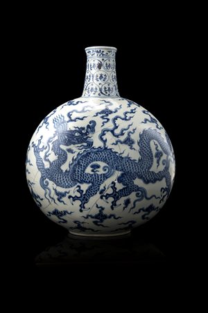 Moonflask in porcellana bianca e blu, decorata su ciascun lato con drago dai...