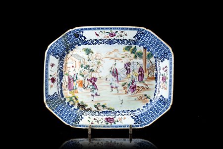 Piatto in porcellana da esportazione a decoro bianco e blu, dalla forma...