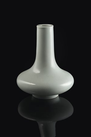 Vasetto a invetriatura clair-de-lune decorato con drago delicatamente inciso,...