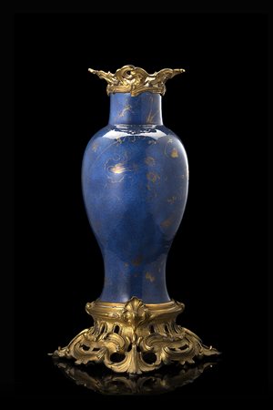 Vaso a balaustro in porcellana blu polvere con dorature decorato con motivi...