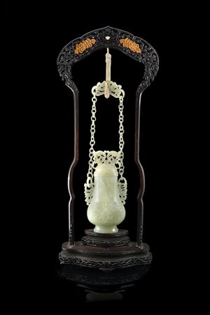 Vaso in giada color celadon con catenella e supporto in legno intarsiato con...