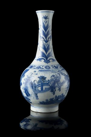 Vaso a bottiglia in porcellana bianca e blu decorato in varie tonalità di...