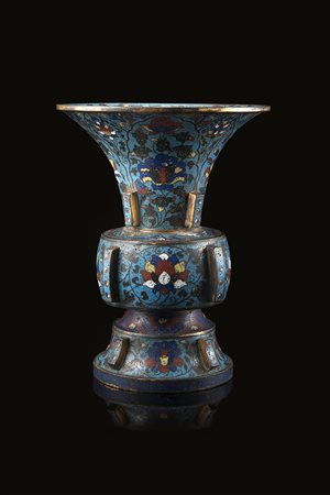 Vaso in metallo cloisonné dalla forma arcaica zun decorato con colorati...
