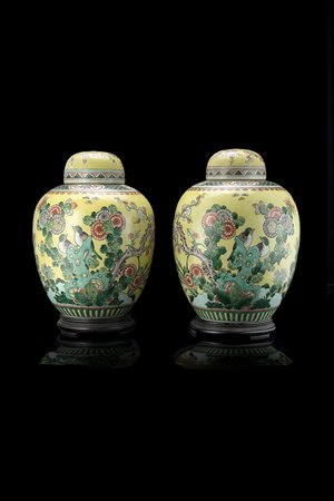 Coppia di potiche Famiglia Verde su fondo giallo decorati con volatili e...