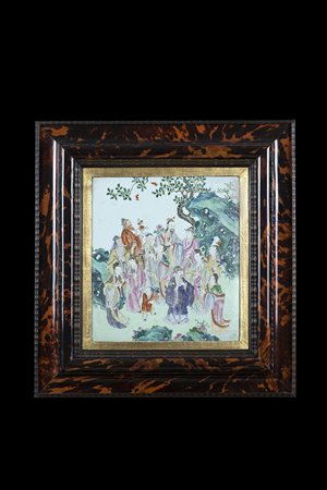 Placca in porcellana a smalti policromi decorata con Immortali, decorata sul...