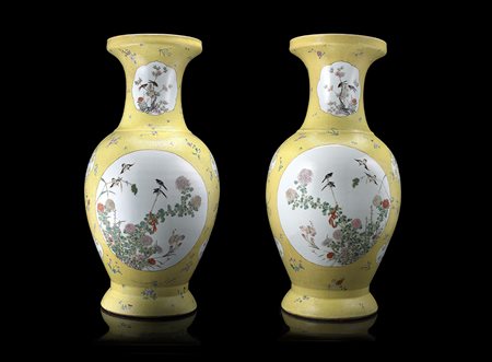 Coppia di grandi vasi in porcellana Famiglia Rosa, decorati al corpo con...