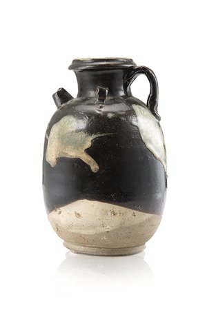 Brocca in ceramica a invetriatura nera con macchie fosforose di colore bianco...