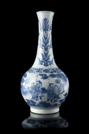 Vaso a bottiglia in porcellana bianca e blu decorato in varie tonalità di...