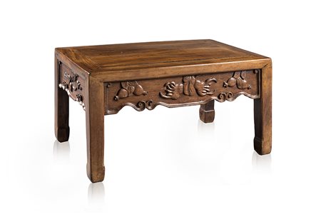 Tavolino in legno con fasce intagliate con decoro a frutti di buon auspicio...
