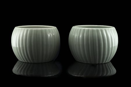Due potiche dal corpo lobato coperte da invetriatura color celadon, marchio...