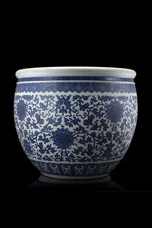 Grande jardiniere in porcellana bianca e blu decorata con gli Otto Emblemi...