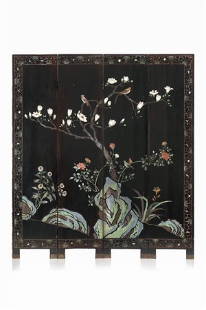 Paravento coromandel composto da quattro pannelli decorati a paesaggio e...