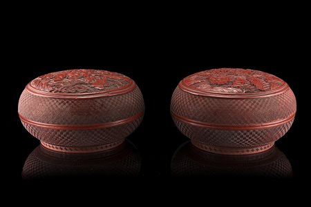 Coppia di scatole con coperchio in lacca color cinabro decorate con Immortale...