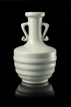 Vaso a bottiglia con anse a guisa di ruyi, con invetriatura color celadon...