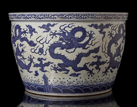 Grande vasca per pesci in porcellana bianca e blu decorata con draghi,...