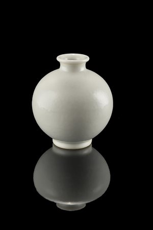 Vasetto a invetriatura bianca monocromaCina, marchio Yongzheng e del periodo...