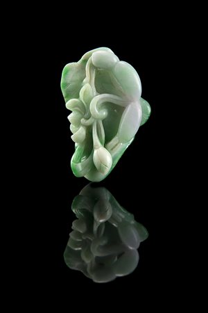 Piccola scultura in giadeite verde mela raffigurante fiori e frutti poggianti...