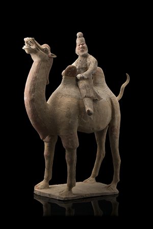Scultura in terracotta dipinta con colori a freddo raffigurante cammello...