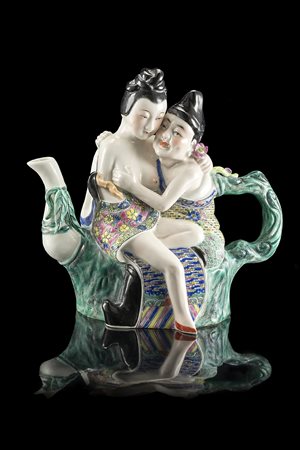 Teiera in porcellana policroma decorata con scena eroticaCina, secolo XX(h....