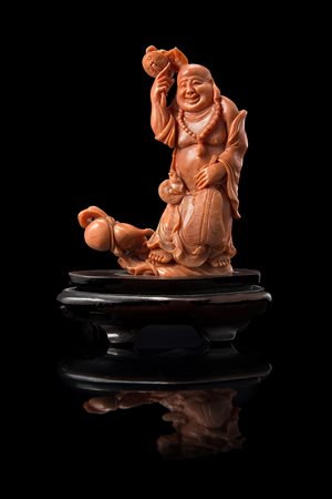Scultura in corallo raffigurante BudaiCina, secolo XX(h. 12 cm.; peso lordo...
