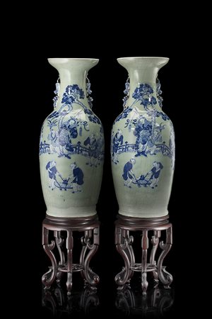 Coppia di vasi in porcellana con doppie anse e decoro bianco e blu su fondo...