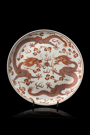 Grande piatto in smalti rosso ferro e dorature decorato con coppia di draghi...