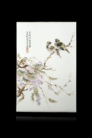 Placca in porcellana dalla forma rettangolare decorata con coppia di volatili...