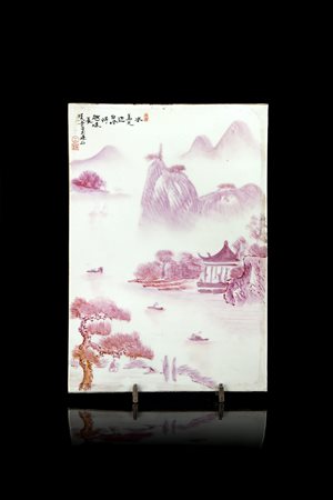 Placca in porcellana decorata con scene di paesaggio in color rosso rubino...