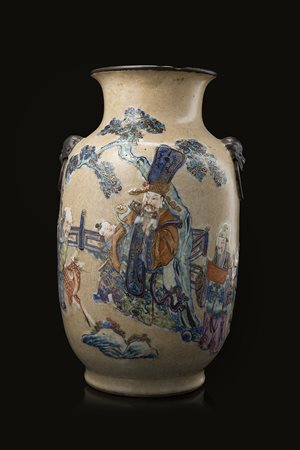 Vaso in porcellana con figure di Immortali in bianco e blu e dettagli in...