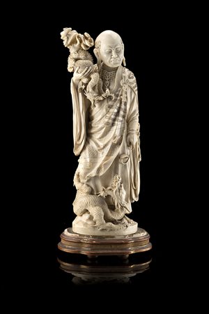 Scultura in avorio raffigurante saggio (luohan) stante con drago tra le...