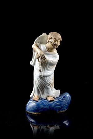 Figura in bisquit raffigurante luohan su nuvola (restauri) Cina, dinastia...