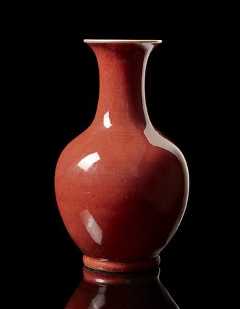 Vaso in porcellana a invetriatura flambé nei toni del rosso e del violaCina,...