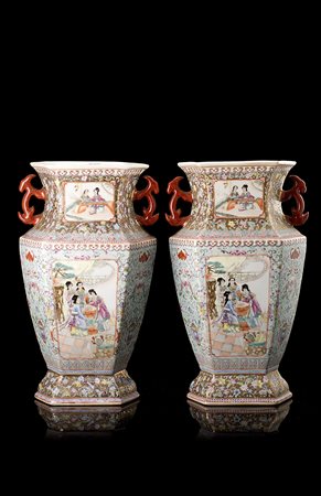 Coppia di vasi esagonali con doppie anse in porcellana policroma su fondo...