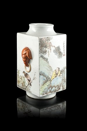 Vaso dalla forma arcaica cong decorato in policromia con dame e...