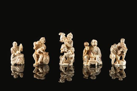 Cinque netsuke in avorio, di cui uno non firmatoGiappone, periodo Meiji...