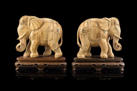Coppia di elefanti in avorio decorati con pietre dure con basi legnoCina,...