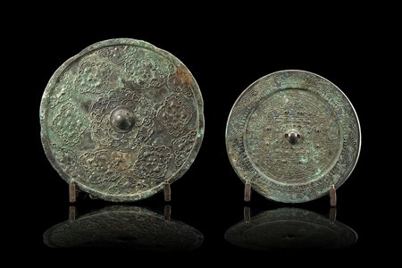 Due specchi in bronzo in stile arcaicoCina, secolo XX(d. 18,5 cm.)-ENTwo...