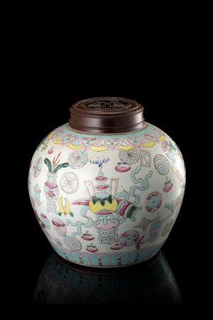 Potiche in porcellana Famiglia Rosa decorata con tema dei cento oggetti...