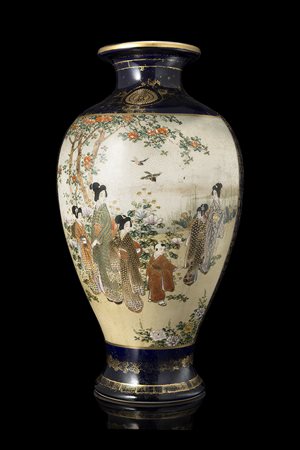 Vaso a decoro Satsuma su fondo blu decorato con figureGiappone, secolo XIX(h....