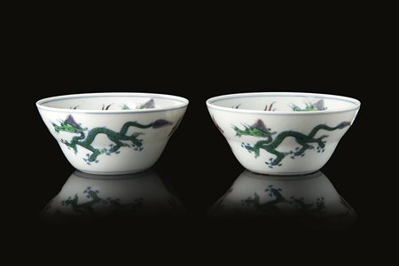 Coppia di coppette in porcellana doucai decorate con coppie di draghi,...