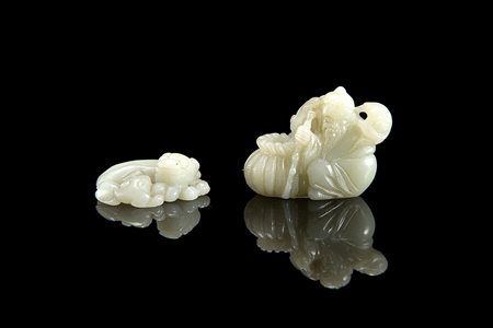 Due piccole sculture in giada celadon pallido, una raffigurante coppia di...