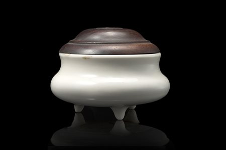 Incensiere tripode in porcellana a invetriatura bianca con coperchio in...