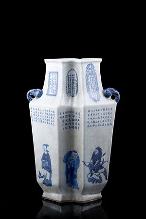 Vaso biansato in porcellana bianca e blu di forma geometrica allungata, con...