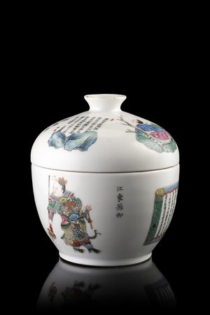 Ciotola con coperchio in porcellana Famiglia Rosa decorata con personaggi...