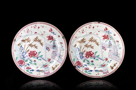 Coppia di grandi piatti in porcellana a decoro Famiglia RosaCina, secolo...