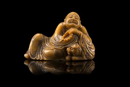 Scultura in pietra saponaria raffigurante monaco luohan in posizione...