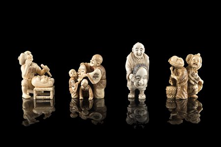 Quattro netsuke in avorio con maschere di cui uno non firmatoGiappone,...